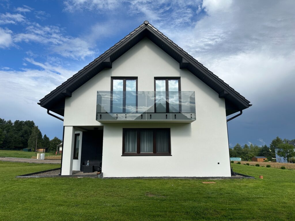 Balustrada szklana pojedyncza ze szkła grafitowego na ciemnych rotulach – Insteel&Glass