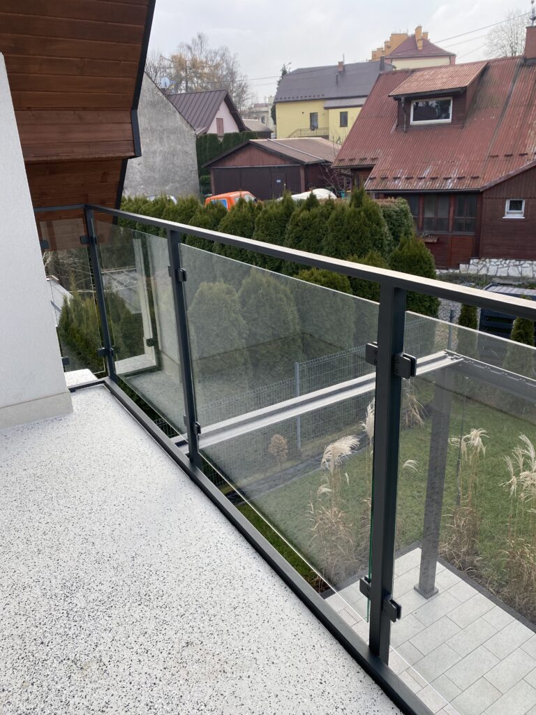 Balustrada całoszklana montowana w profilu liniowym aluminiowym Nowy Sącz – luksusowy design, cena za metr z montażem