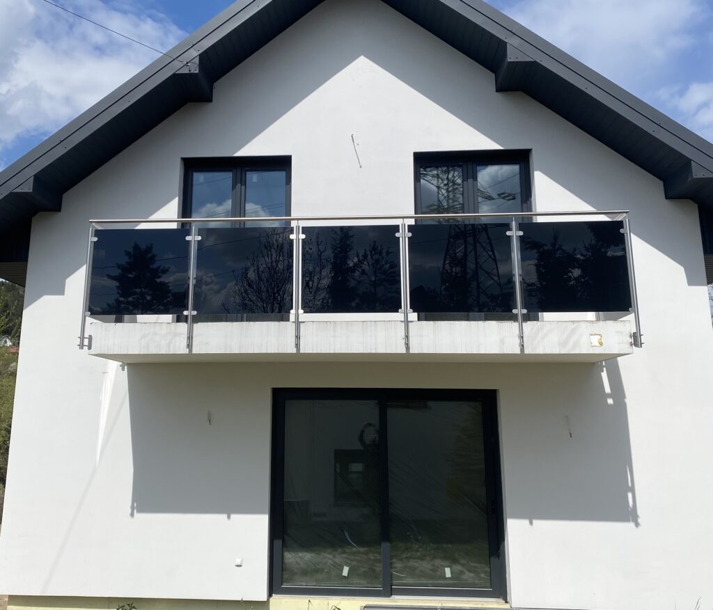 Balustrada całoszklana z czarną szybą montowana w profilu liniowym aluminiowym, nowoczesny design tarasu premium