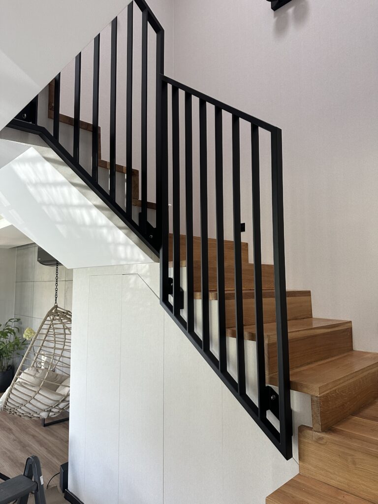 Balustrada schodowa stalowa czarna struktura Kraków od Insteelglass – nowoczesna barierka wewnętrzna w stylu loft
