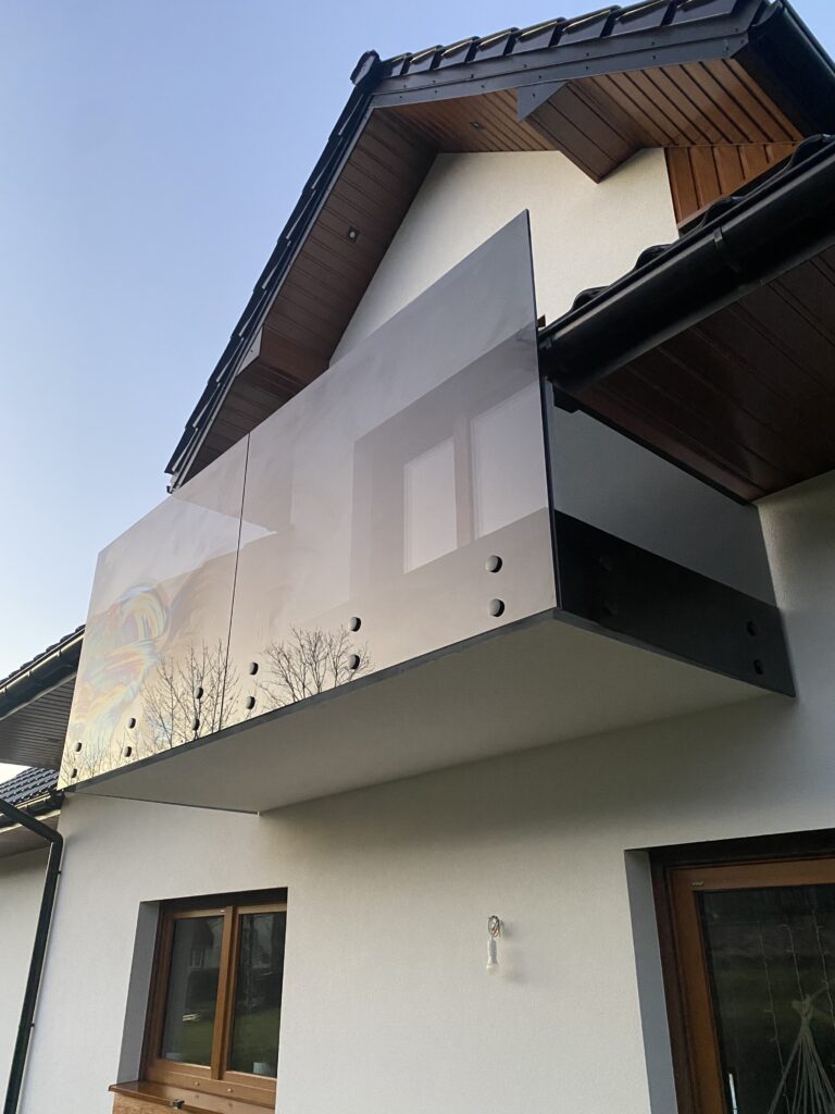 Balustrady całoszklane grafitowe montowane bocznie do czoła stropu, bezpośredni producent Insteelglass Gorlice