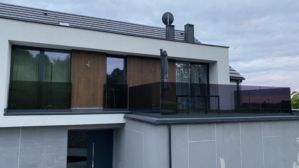 Balustrady na listwie aluminiowej, szkło grafitowe - Kraków