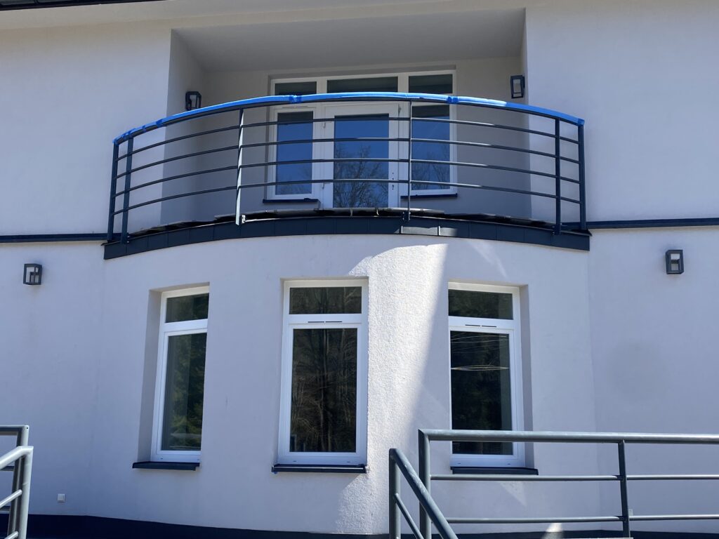 Balustrady stalowe zewnętrzne Nowy Sącz – producent barierki na wymiar, kolor antracyt czarny mat