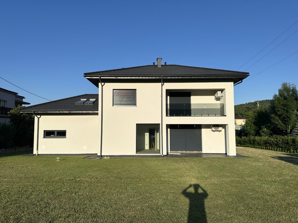 Balustrady szklane ciemne Nowy Sącz – producent Insteelglass, bezpieczne szkło VSG grafit na spigotach ze stali