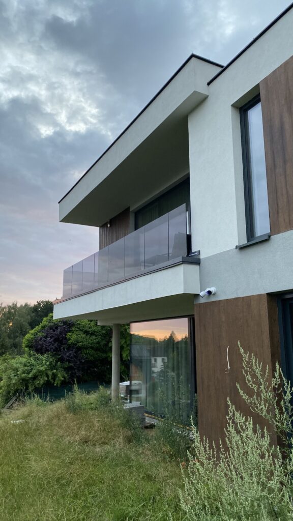 Balustrady szklane na listwie aluminiowej, szkło grafitowe - Kraków