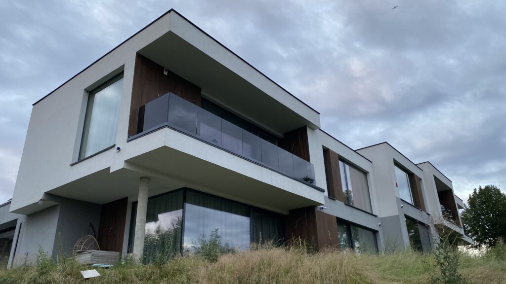 Balustrady szklane na listwie aluminiowej, szkło grafitowe - Kraków