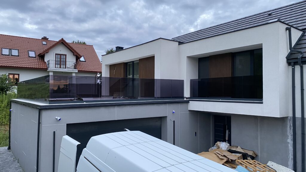 Balustrady szklane na listwie aluminiowej, szkło grafitowe - Realizacja Kraków