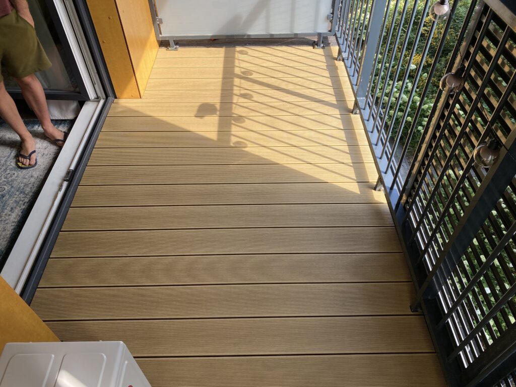 Bezpieczna, antypoślizgowa deska kompozytowa wokół basenu, realizacja premium Insteelglass