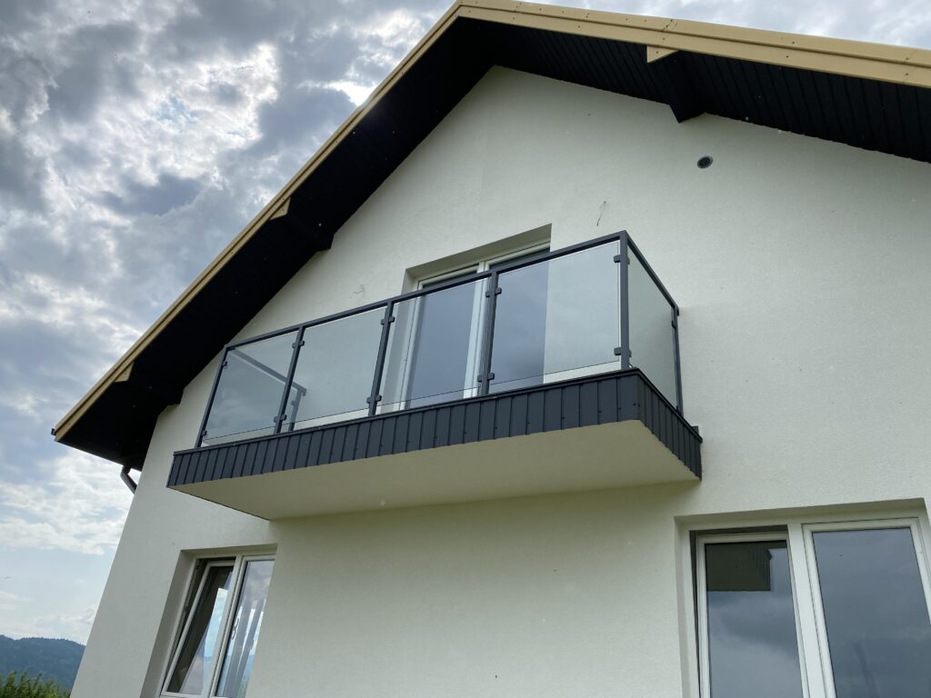 Bezpieczne balustrady szklane montowane od czoła stropu (bocznie), optymalne powiększenie przestrzeni balkonu, cennik