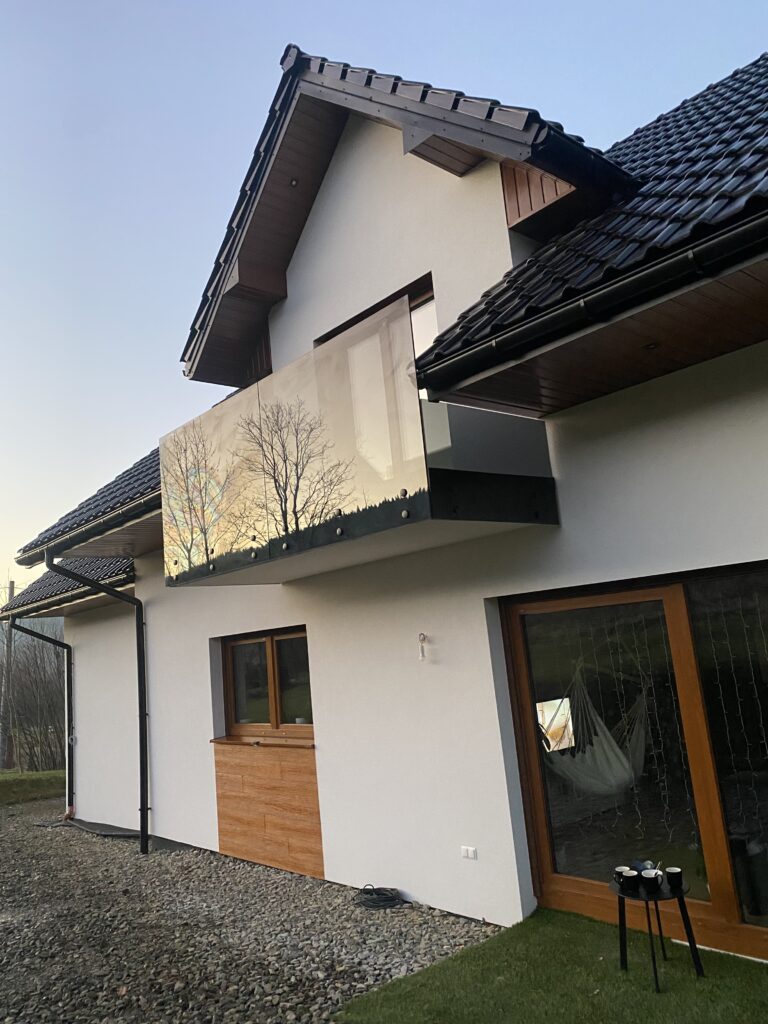 Bezpieczne ciemne szkło dymione VSG ESG na rotulach bocznych, nowoczesna balustrada schodowa w stylu modern loft