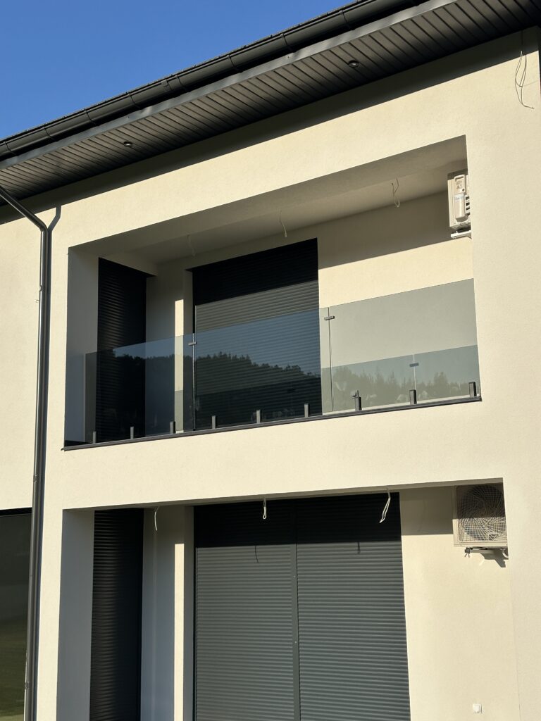 Bezpośredni producent balustrad szklanych na spigotach Insteelglass Nowy Sącz – ciemne szkło hartowane ESG, sprawdź opinie