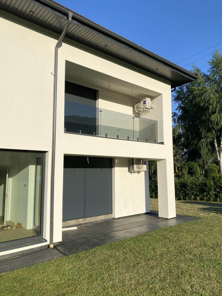 Ciemne balustrady szklane na spigotach Kraków od Insteelglass – nowoczesne bariery na taras, szkło grafitowe bezpieczne