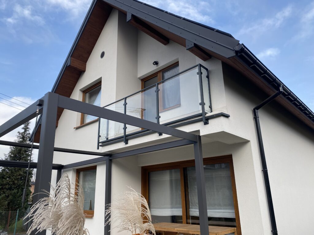 Ekskluzywna całoszklana barierka ochronna z serii Prestige, minimalistyczny styl loft idealny dla wymagających inwestorów