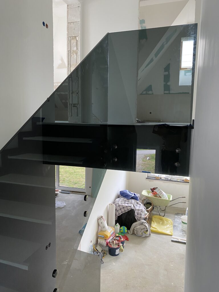 Ekskluzywna szklana balustrada schodowa dająca spektakularny efekt lewitacji stopni, realizacja Insteelglass Kraków