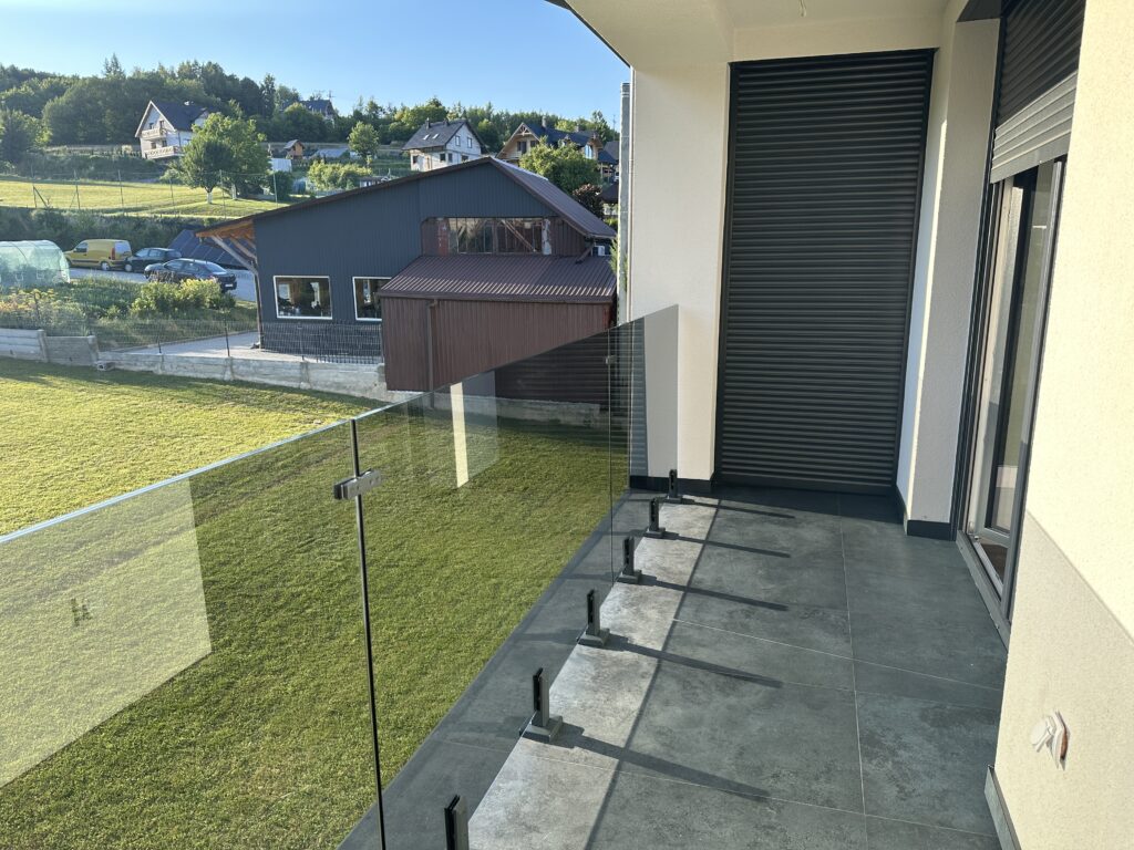 Ekskluzywne balustrady całoszklane wolnostojące na spigotach czarnych, styl modern loft dla wymagających inwestorów