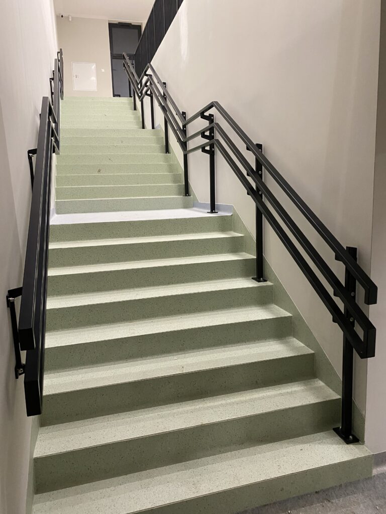 Ekskluzywne balustrady stalowe zewnętrzne w kolorze antracyt struktura, idealne dopasowanie do nowoczesnej elewacji w Brzeźnej