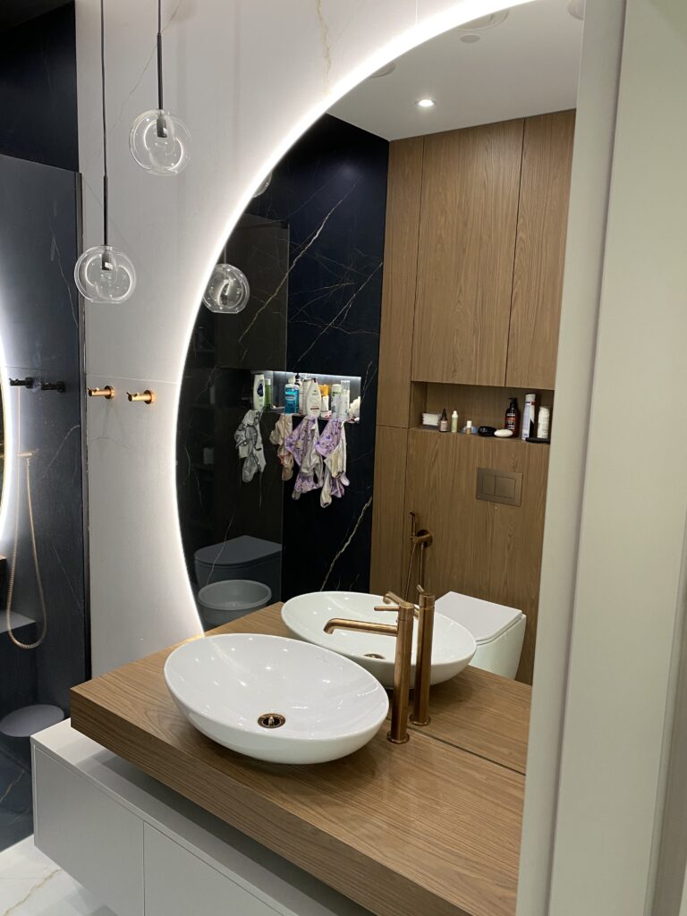 Ekskluzywne lustro LED z czujnikiem ruchu i stacją pogodową, nowoczesna technologia smart dom z serii Prestige