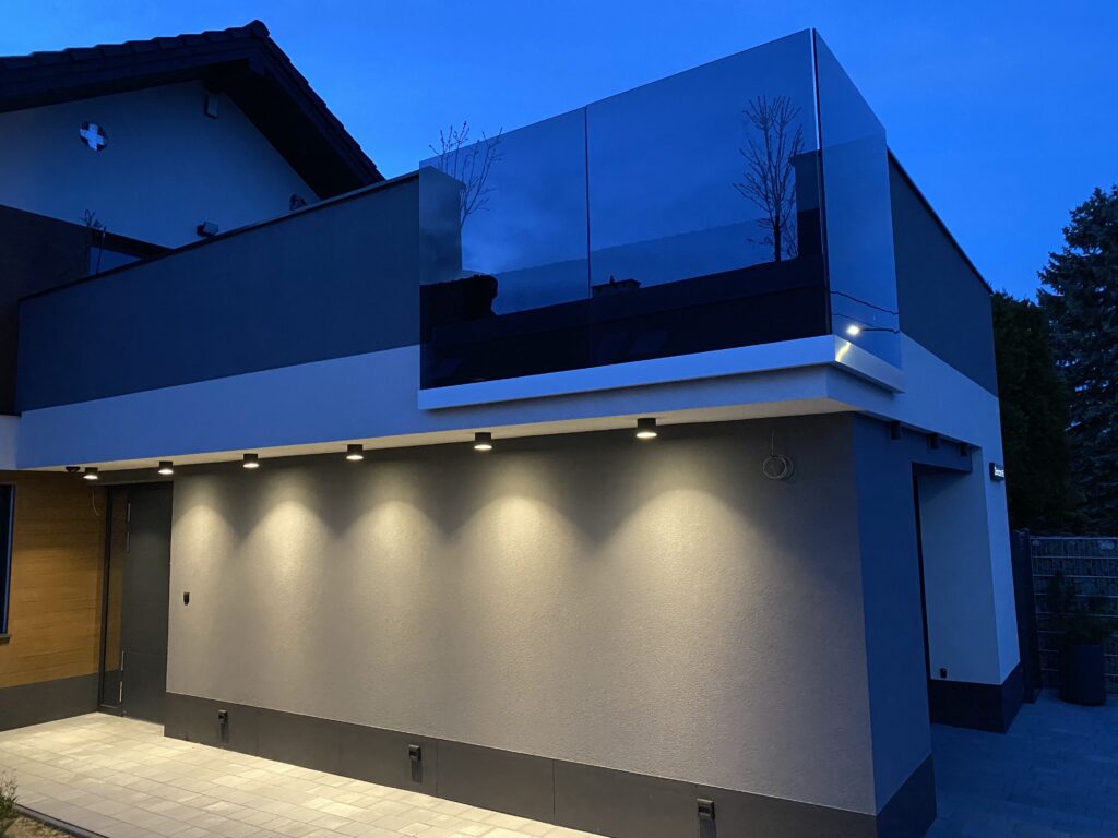 Ekskluzywne szklane balustrady samonośne z serii Prestige, montaż na czarnych rotulach bocznych, realizacja Insteelglass