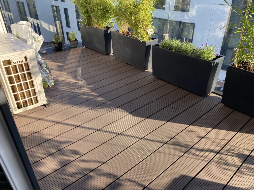 Ekskluzywny taras kompozytowy od Insteelglass Kraków – luksusowy design z kompozytu premium, który nie wymaga malowania i impregnacji