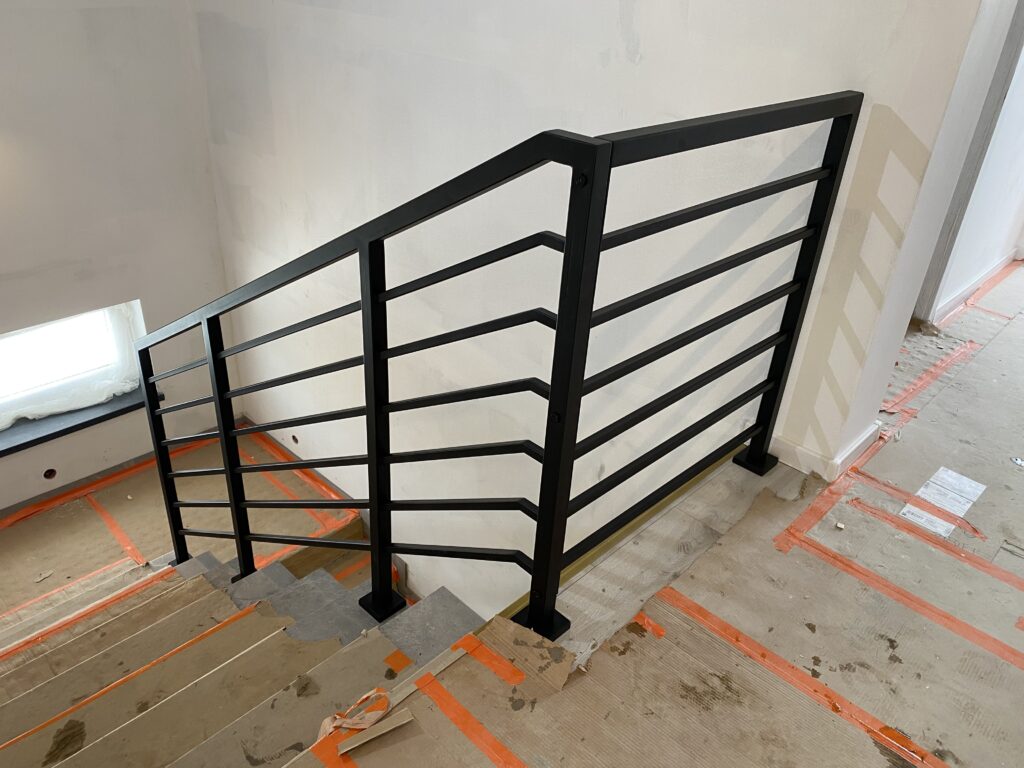 Industrialna balustrada stalowa schodowa w modnym kolorze antracyt mat, surowy styl loft od producenta Insteelglass