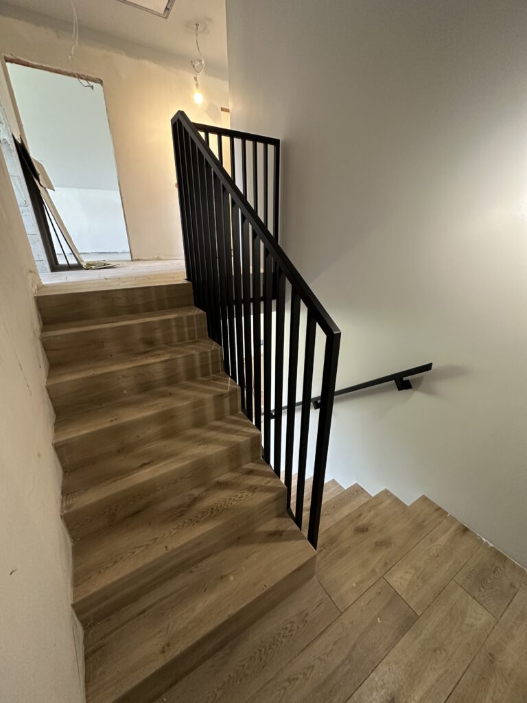Industrialne balustrady stalowe z profili pionowych w stylu loft, luksusowe wykończenie schodów od Insteelglass