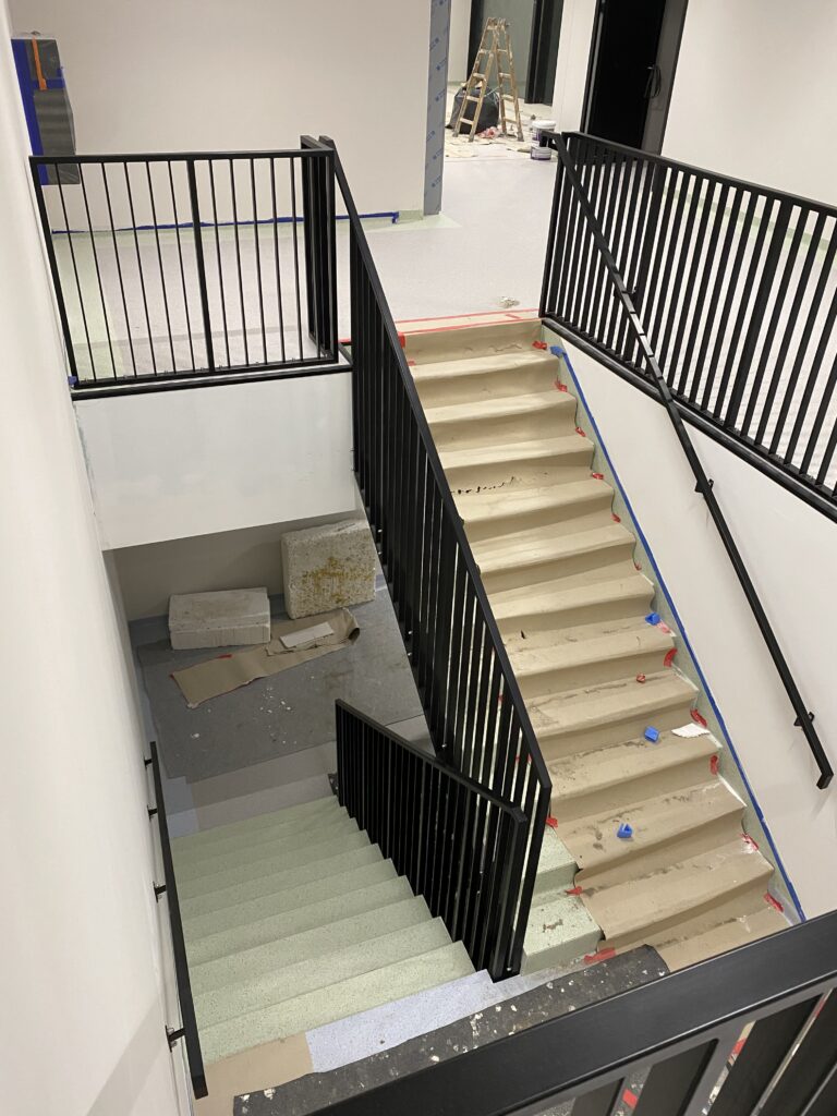 Indywidualny projekt balustrady stalowej dla nowoczesnego domu w kolorze antracytowym, wykonawca Insteelglass