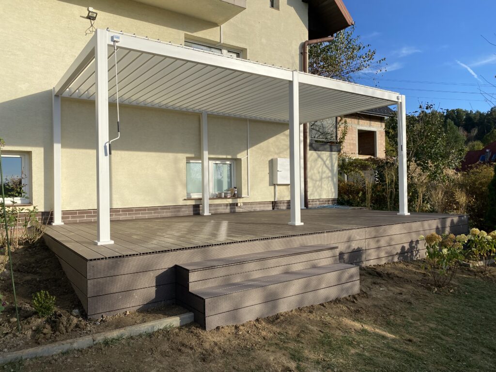 Kompleksowa budowa tarasu od Insteelglass – nowoczesne zadaszenie stalowe oraz trwała deska kompozytowa, wycena strefy relaksu pod klucz