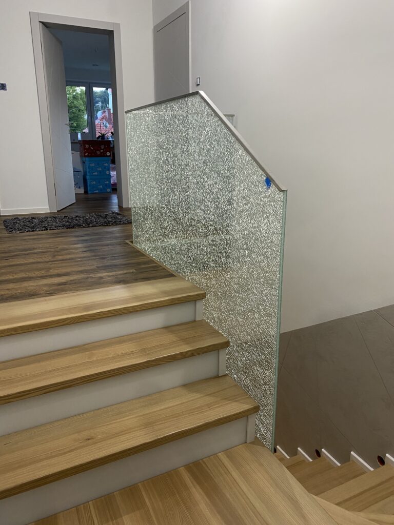 Luksusowe balustrady ze szkła spękanego i lodowego Nowy Sącz – unikalna konstrukcja schodowa na wymiar