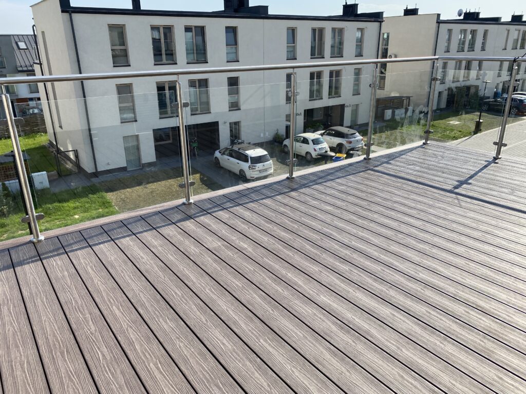 Minimalistyczny taras kompozytowy w kolorze antracyt, idealne dopełnienie surowej architektury loftowej