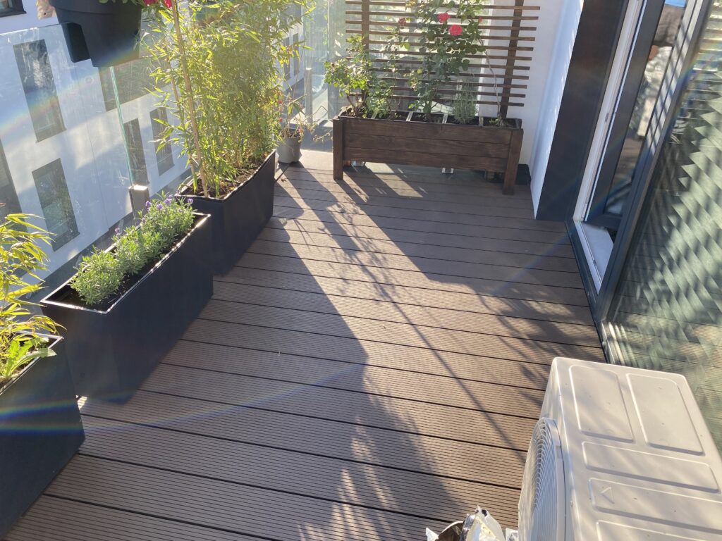 Nowoczesna aranżacja strefy relaksu, trwała deska kompozytowa premium jako klucz do spektakularnej metamorfozy tarasu Insteelglass
