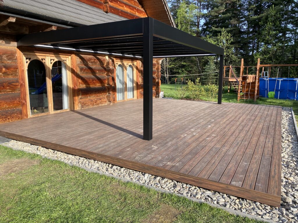Nowoczesna aranżacja tarasu – deska kompozytowa w kolorze antracyt i wolnostojąca pergola tarasowa w stylu loft