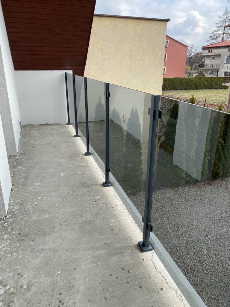 Nowoczesna balustrada całoszklana Kraków od Insteelglass, bezpieczne szkło samonośne na profilu, atrakcyjna cena za metr