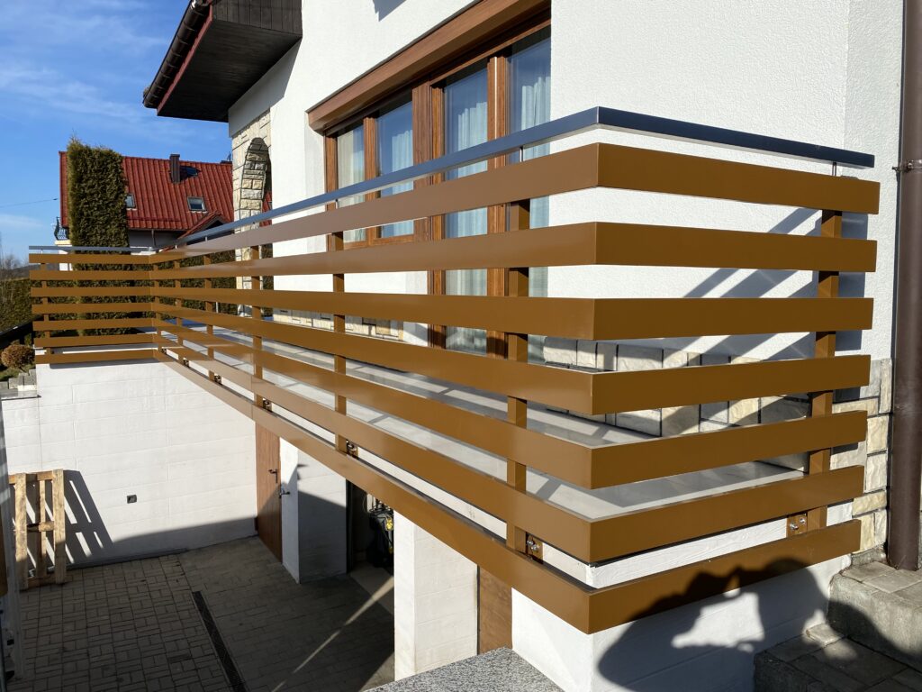 Nowoczesna balustrada stalowa od Insteelglass – barierka zewnętrzna malowana proszkowo, realizacja Kraków i Nowy Sącz w dobrej cenie