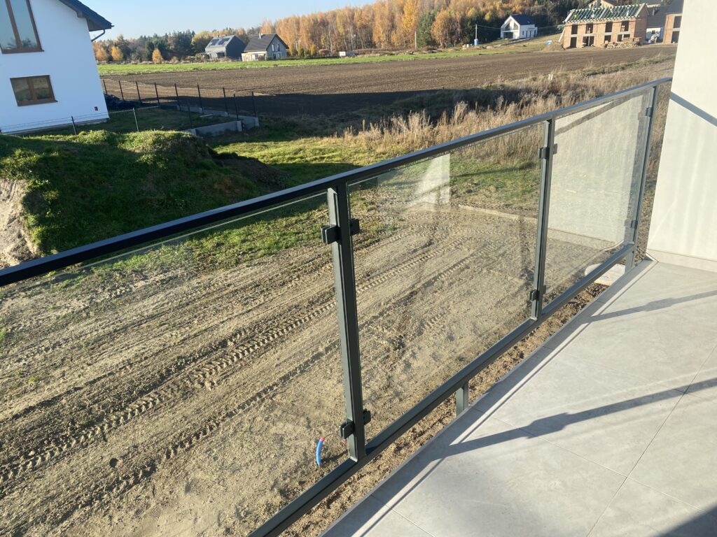 Nowoczesna balustrada stalowa z wypełnieniem szklanym Kraków od Insteelglass – barierka zewnętrzna na balkon