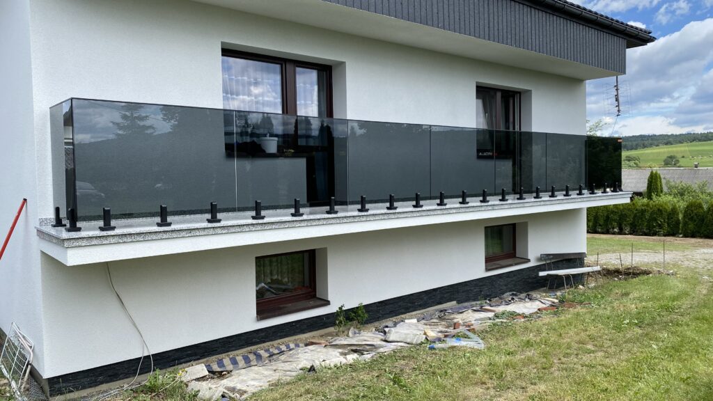 Nowoczesna balustrada szklana ciemna Kraków od Insteelglass – luksusowe barierki balkonowe ze szkła grafitowego