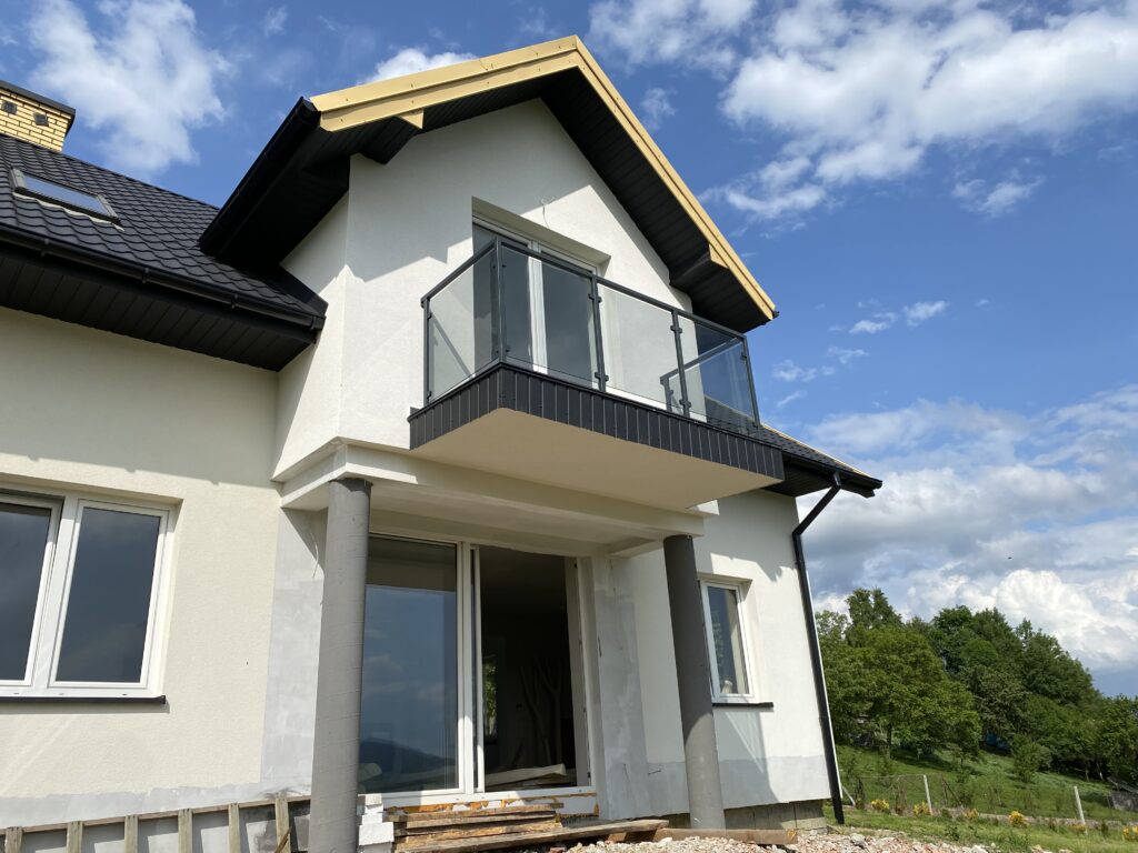Nowoczesna balustrada szklana z przyciemnianego szkła grafitowego VSG ESG, gwarancja prywatności i luksusowy design