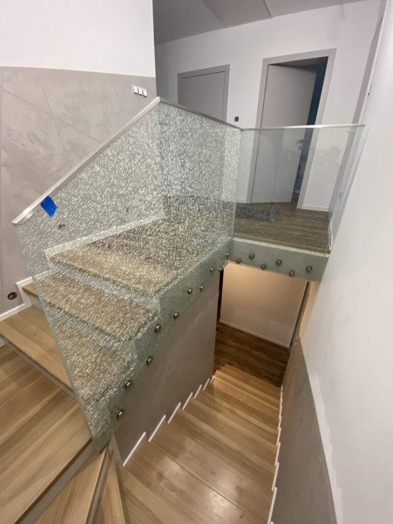 Nowoczesna balustrada szklana ze szkła tłuczonego i spękanego (efekt crash) od Insteelglass – luksusowa barierka samonośna, realizacja Kraków i Nowy Sącz