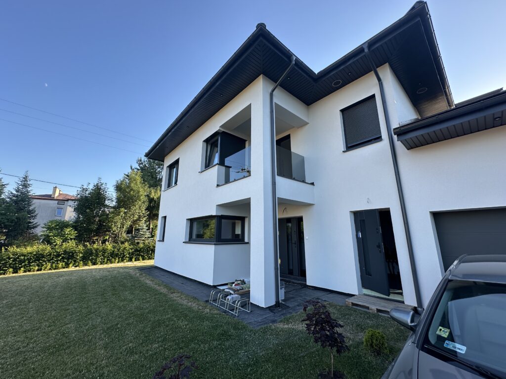 Nowoczesna balustrada z ciemnego szkła na spigotach podłogowych, luksusowe wykończenie tarasu, Nowy Sącz