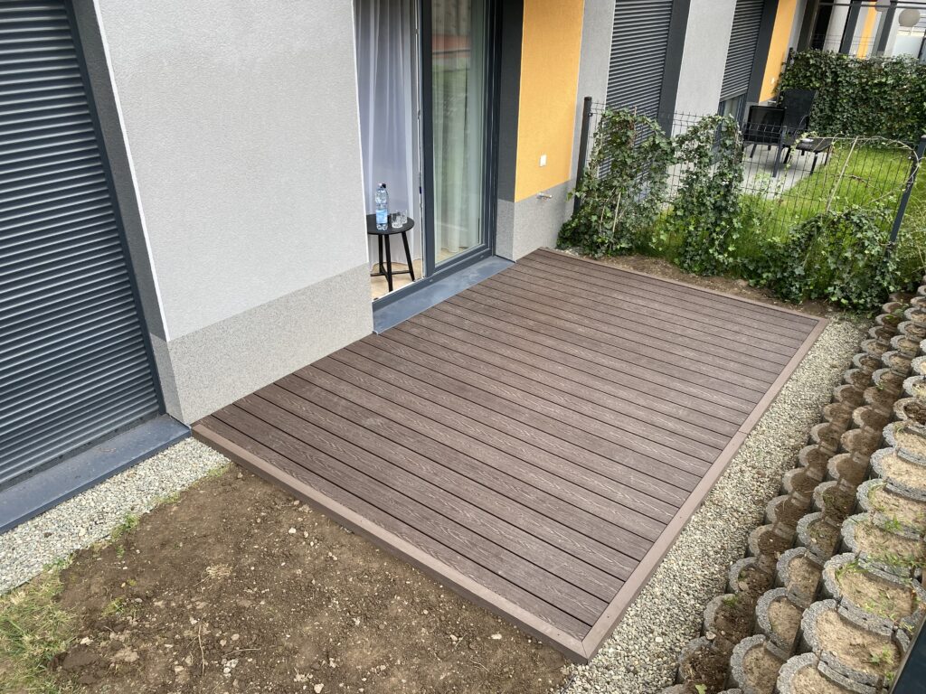 Nowoczesna deska tarasowa kompozytowa w kolorze antracyt i grafit, realizacja tarasu Insteelglass