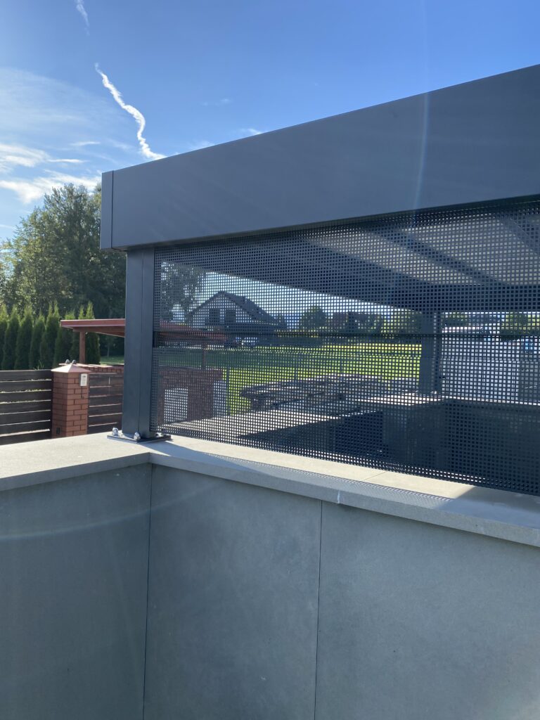 Nowoczesna pergola śmietnikowa w kolorze antracyt, ozdobne panele metalowe z seryjnymi wzorami CNC