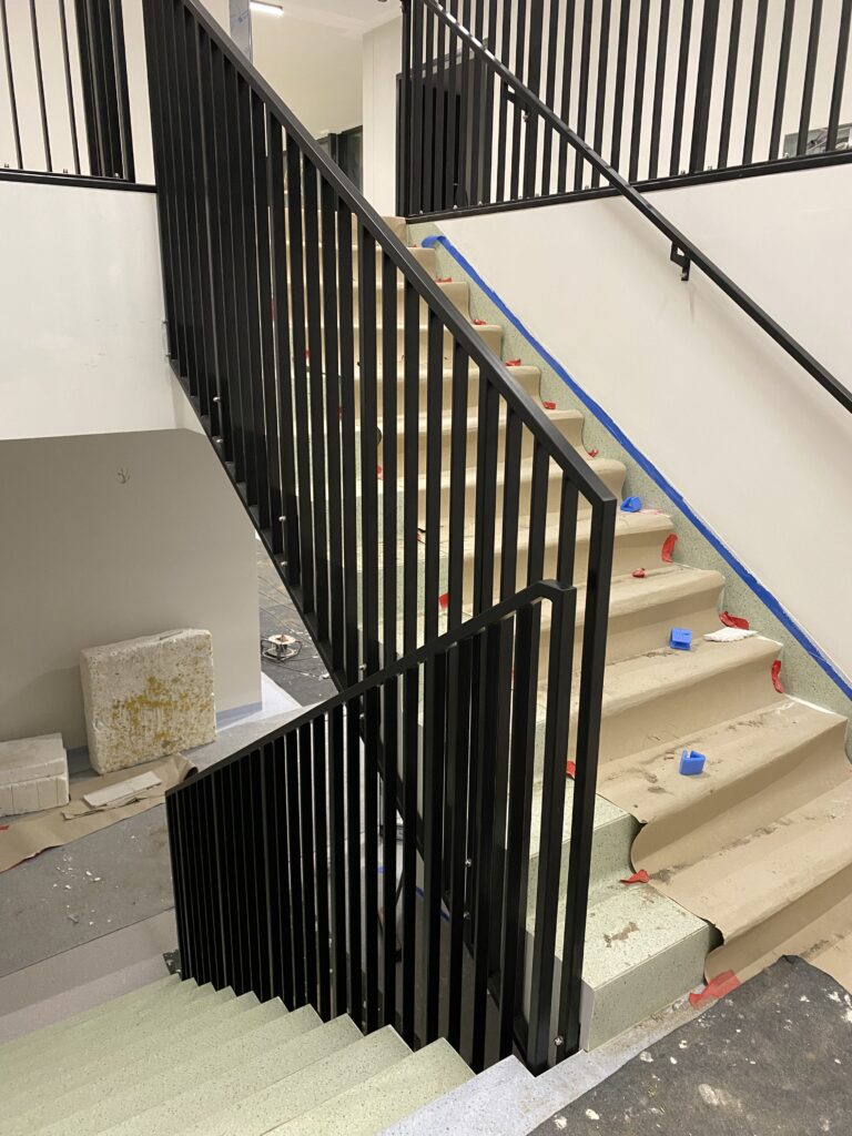 Nowoczesne balustrady balkonowe stalowe i barierki wycinane laserem CNC, realizacja premium Brzeźna
