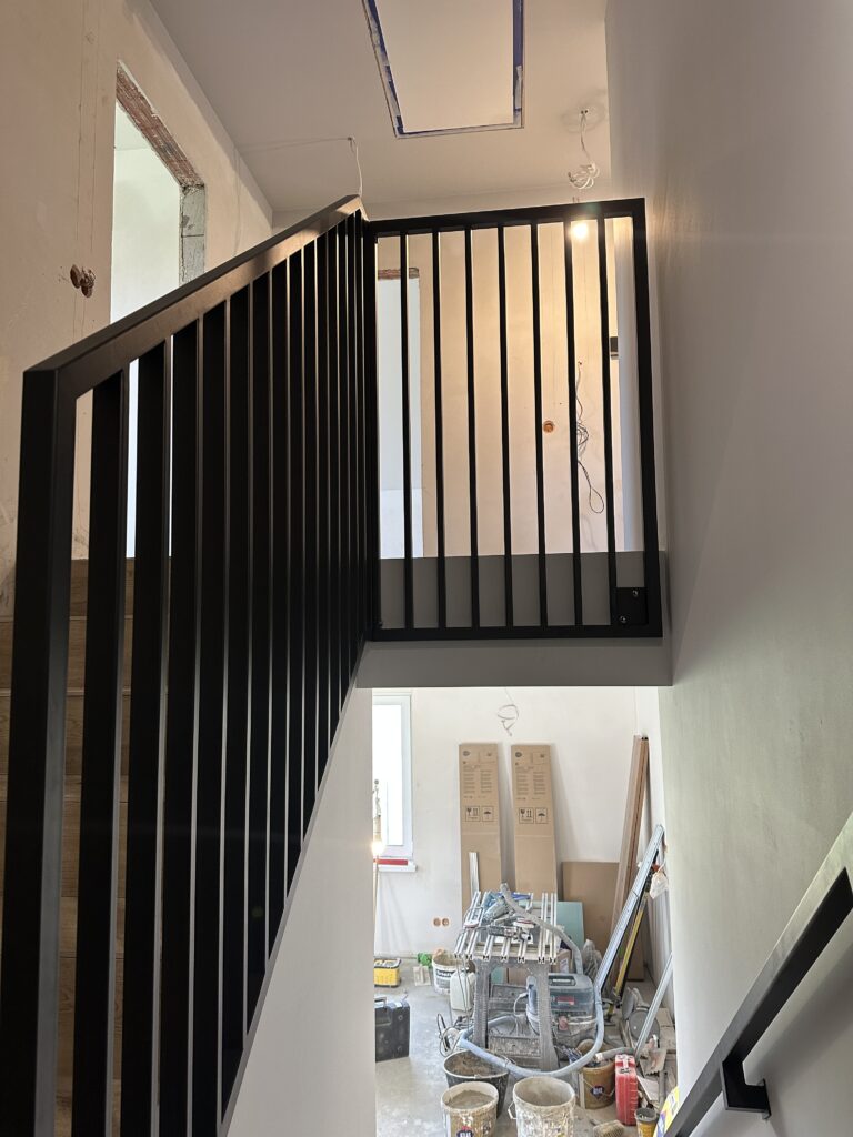 Nowoczesne balustrady schodowe stalowe Kraków od Insteelglass – barierki wewnętrzne malowane proszkowo na wymiar