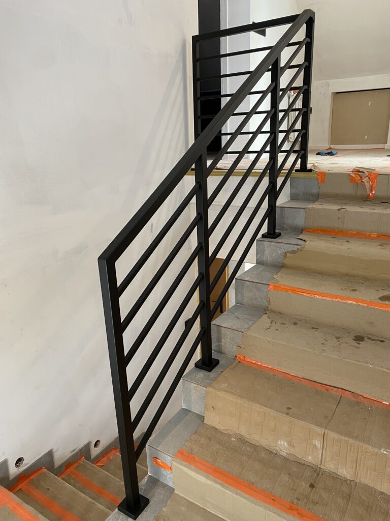 Nowoczesne balustrady stalowe schodowe wewnętrzne Kraków od Insteelglass – barierki metalowe na wymiar