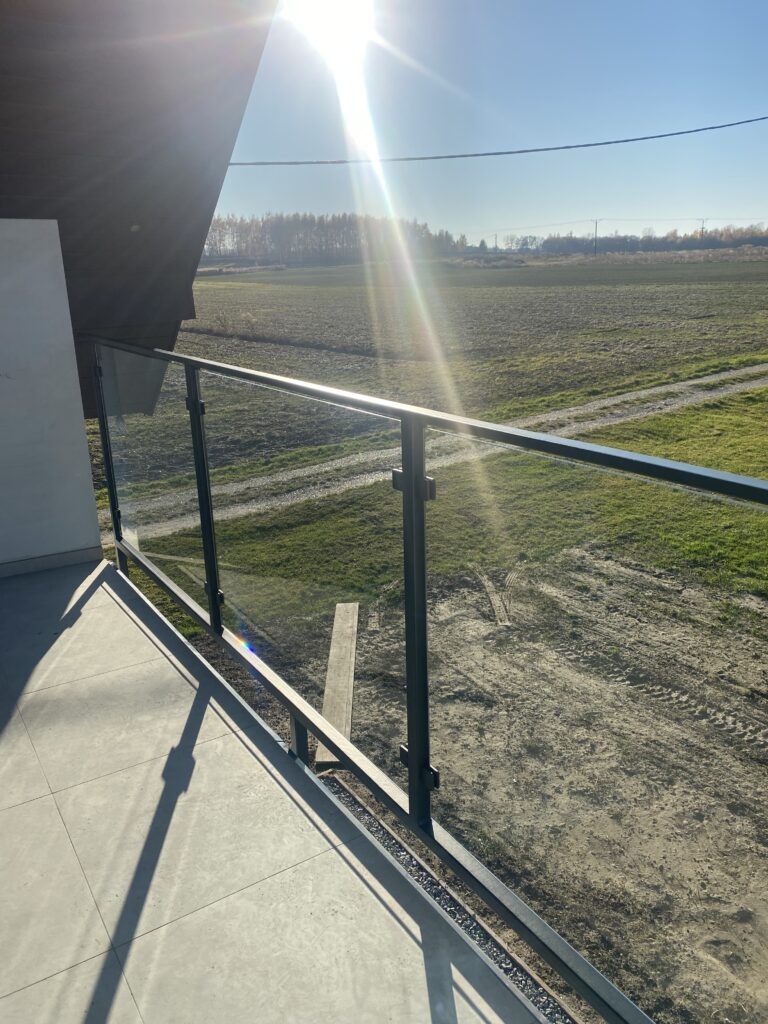 Nowoczesne balustrady stalowo-szklane na wymiar Nowy Sącz, rama metalowa czarny mat i szkło hartowane