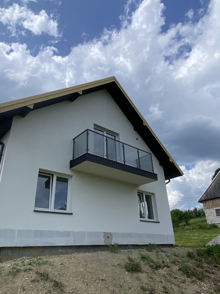 Nowoczesne balustrady szklane Kraków ze szkła Optiwhite, kryształowo przejrzyste bariery samonośne od Insteelglass, cena za metr