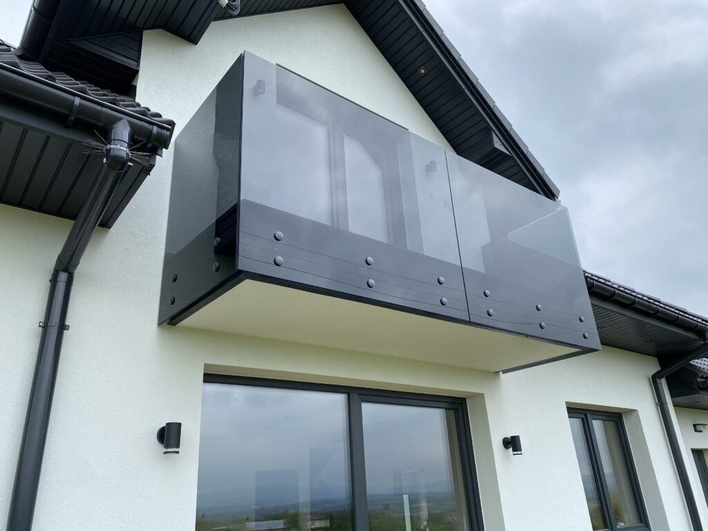 Nowoczesne balustrady szklane ciemne Gorlice od Insteelglass – barierki balkonowe ze szkła grafitowego na wymiar