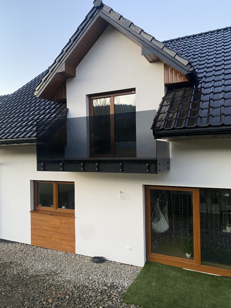 Nowoczesne balustrady szklane na rotulach Gorlice od Insteelglass – barierki samonośne z ciemnego szkła