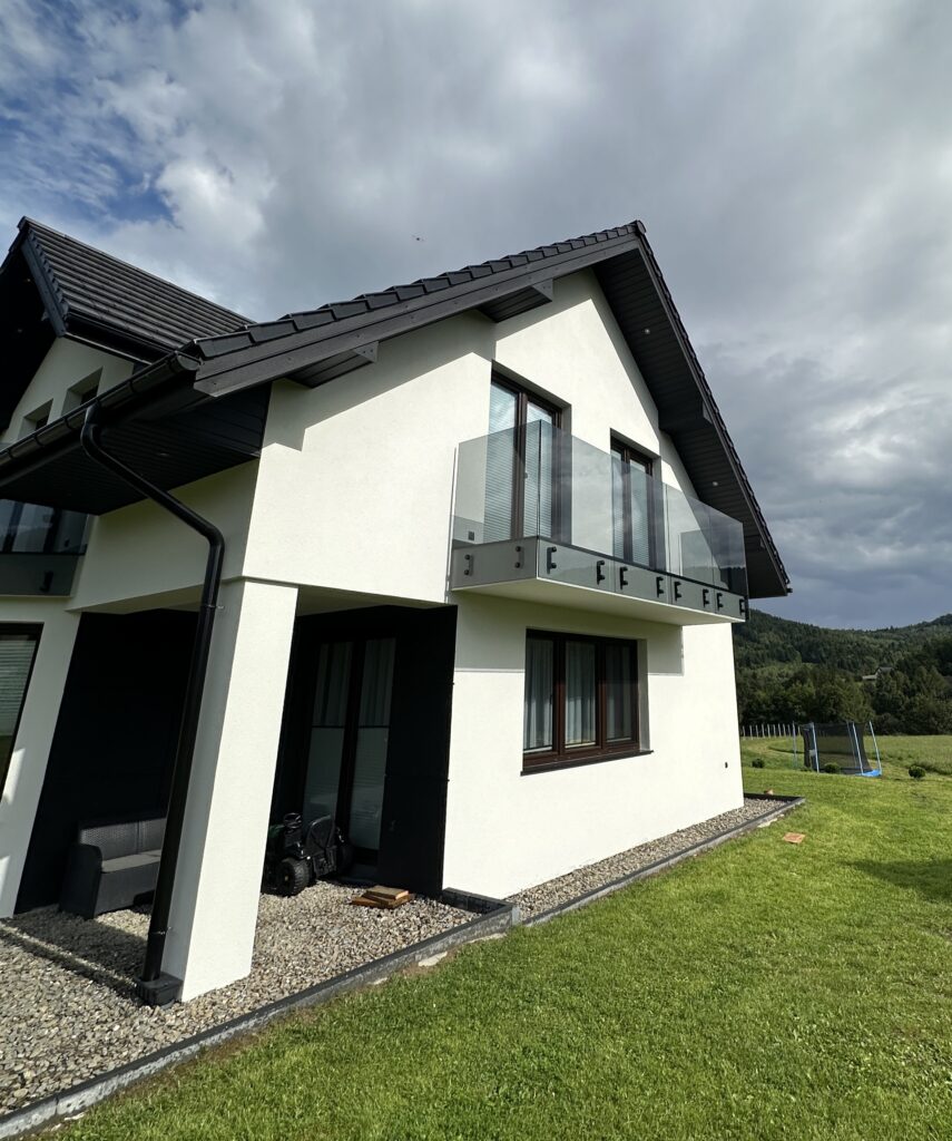 Nowoczesne balustrady szklane przyciemniane z prestiżowej serii Prestige, idealny design do luksusowych wnętrz w stylu modern loft