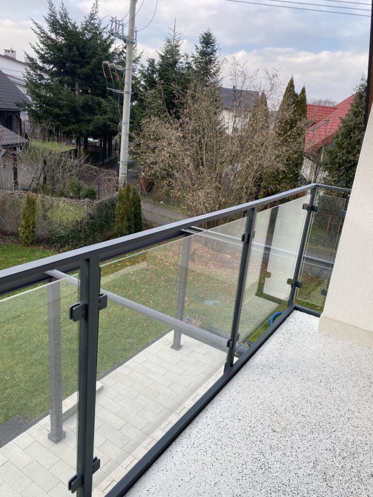 Nowoczesne balustrady szklane samonośne Kraków od Insteelglass – bezpieczne szkło hartowane na balkon i taras