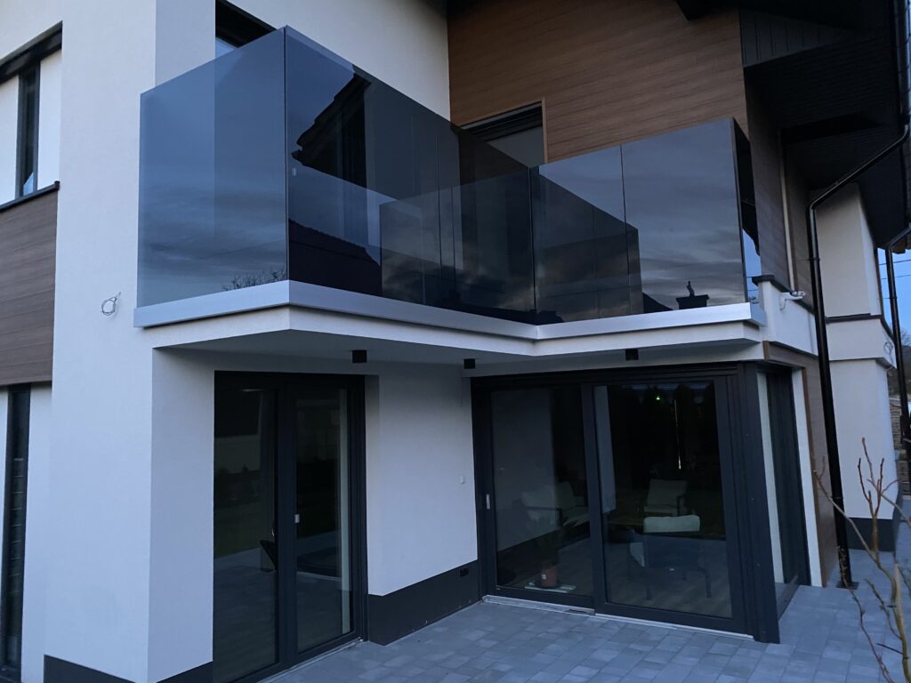 Nowoczesne balustrady szklane zewnętrzne Kraków, bezpieczne szkło podwójny grafit, montaż samonośny, cena za metr